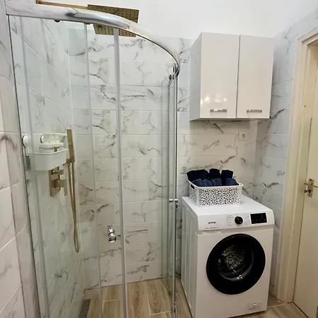 アパート Esther Downtown Apartman- With Ac& 5 Beds ブダペスト