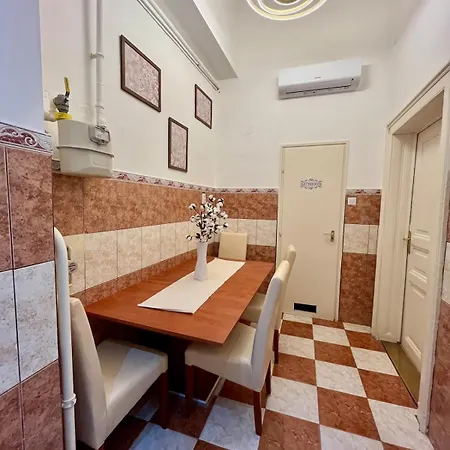 Esther Downtown Apartman- With Ac& 5 Beds *