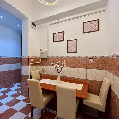 Esther Downtown Apartman- With Ac& 5 Beds *